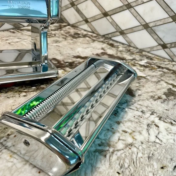 Marcato Atlas 180 Pasta Maker. LIKE NEW.  BONUS: Cookbook - Picture 6 of 11